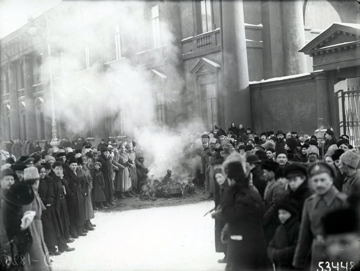 Quema del escudo de armas de los zares en Nevsky Prospekt cerca de la oficina del Emperador, San Petersburgo, 1917 de Russian Photographer
