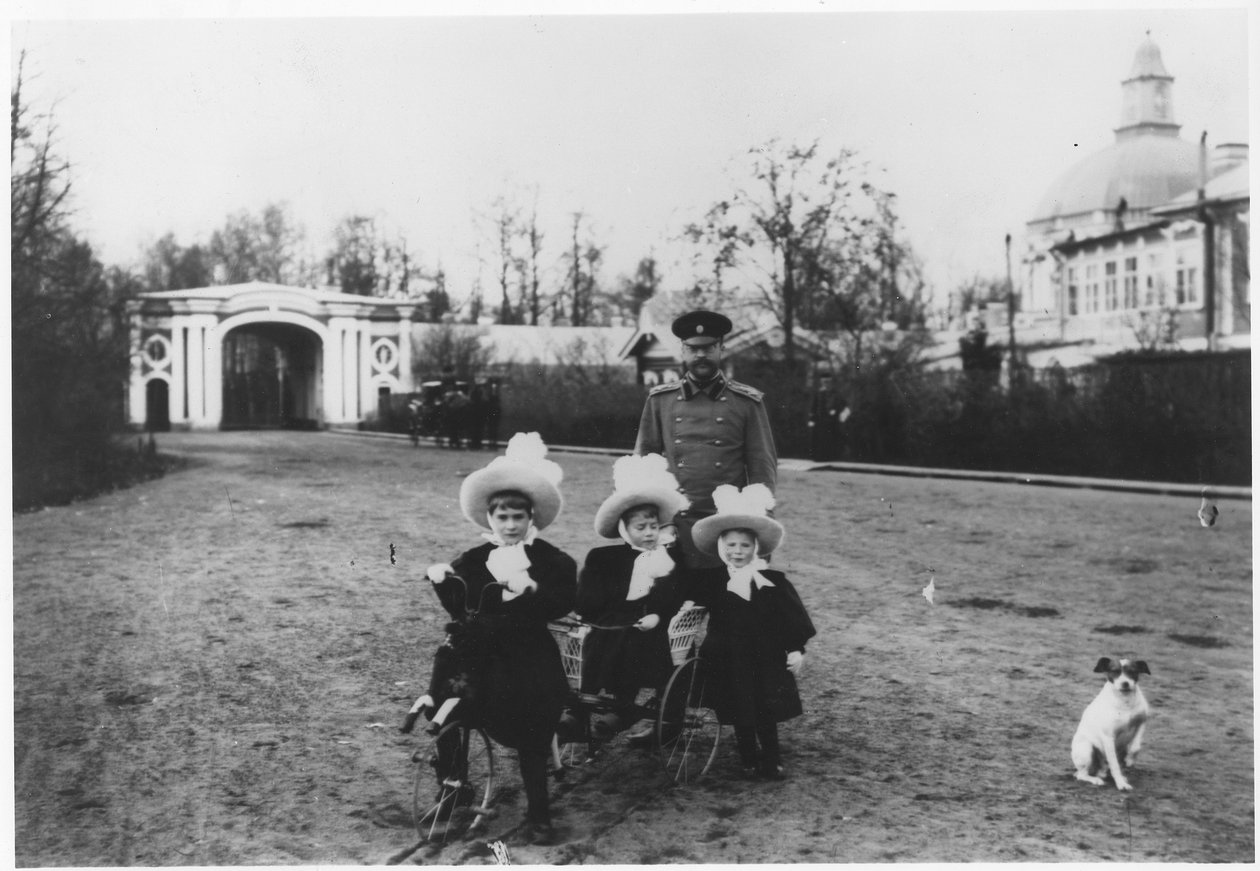 Carl Michael, Duque de Mecklenburg-Strelitz con sus 3 sobrinas, Katya, Menka y Tasha, en el Palacio de Oranienbaum cerca de San Petersburgo, c.1898 de Russian Photographer