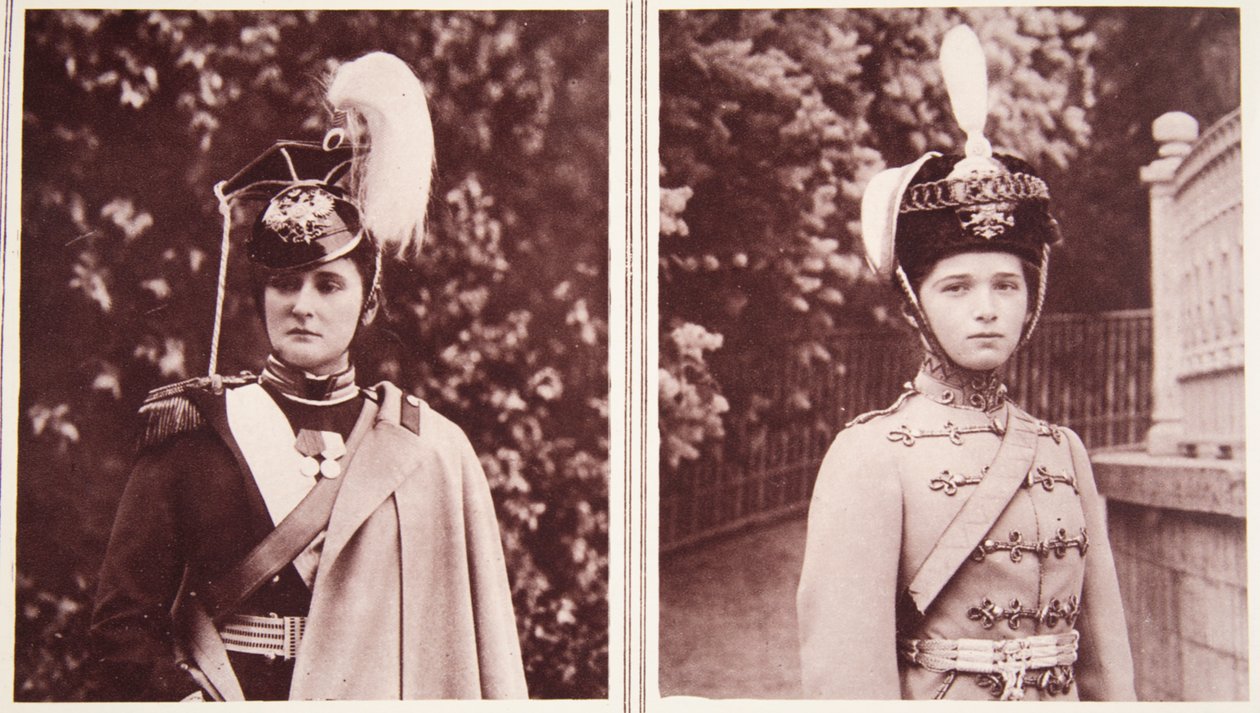 Coronel en jefe de los Lanceros rusos: la Emperatriz de Rusia, y Coronel en jefe de los Húsares rusos: la Gran Duquesa Olga, de The Illustrated War News de Russian Photographer