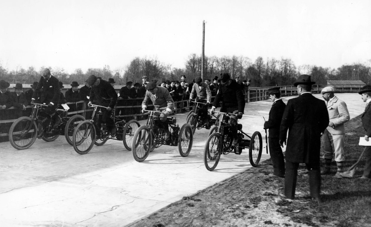Concursantes en una carrera de triciclos motorizados en San Petersburgo, c.1899 de Russian Photographer