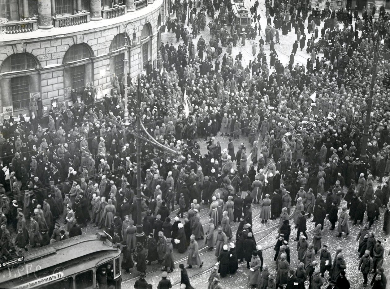 Manifestación en la Biblioteca Pública en Nevskiy Prospekt, San Petersburgo, 20-21 de abril de 1917 de Russian Photographer