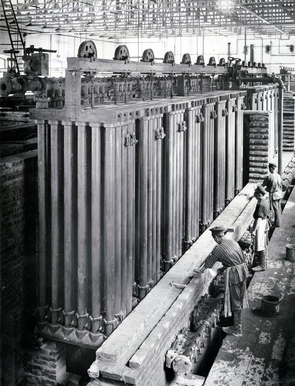 Interior de fábrica, San Petersburgo, c.1914 de Russian Photographer