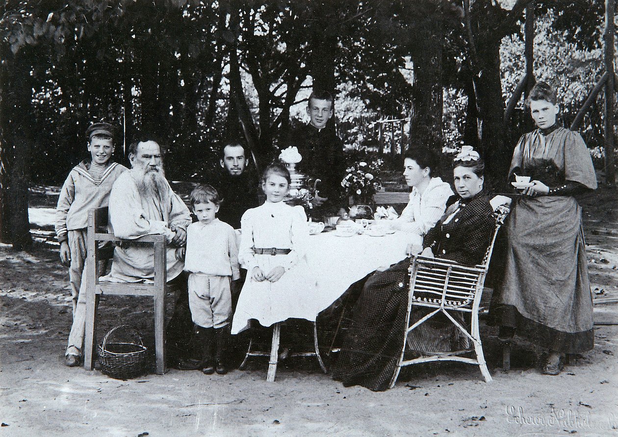Retrato familiar del autor Leo N. Tolstoy, del estudio de Scherer, Nabholz und Co. de Russian Photographer
