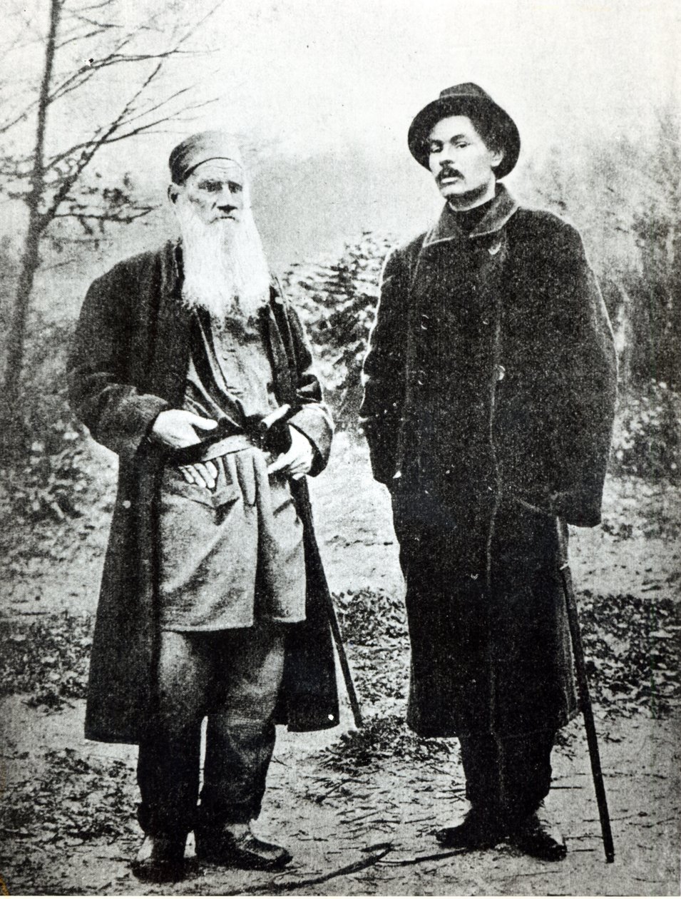 Máximo Gorki (Aleksei Maksimovich Peshkov) visitando a Lev Tolstói en Yasnaya Polyana en 1900 de Russian Photographer
