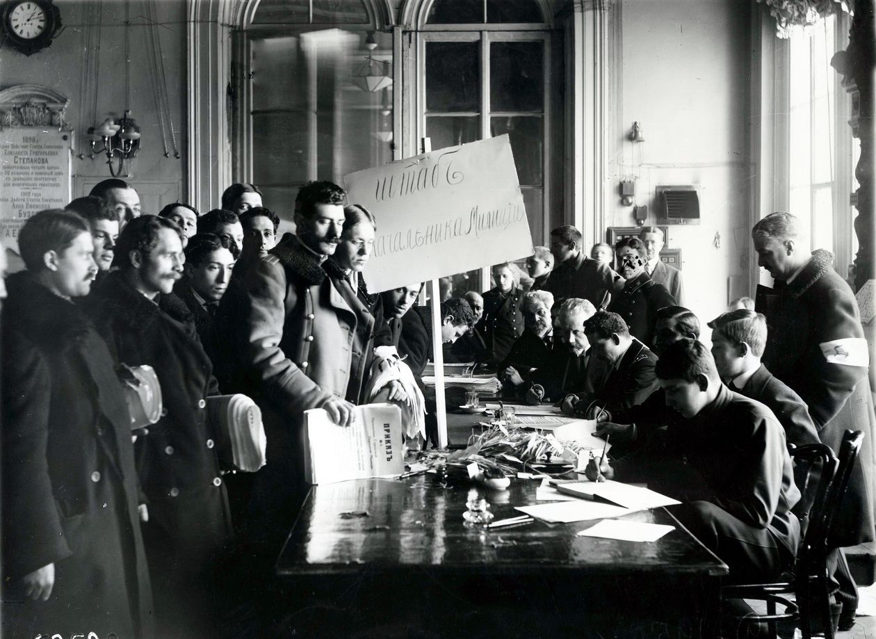 Inscripción de milicia en el salón del Ayuntamiento, San Petersburgo, marzo de 1917 de Russian Photographer