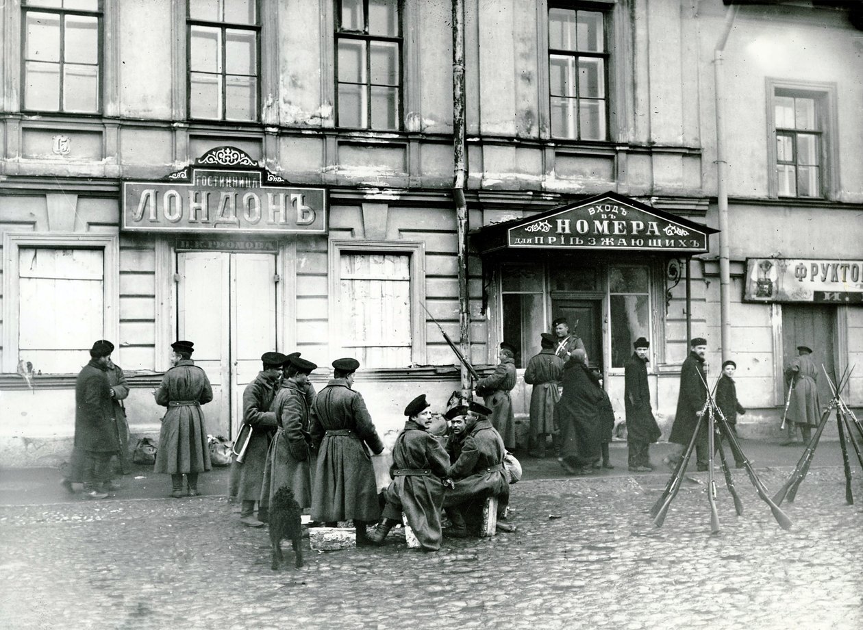 Milicianos en una calle de San Petersburgo, 17 de octubre de 1905 de Russian Photographer