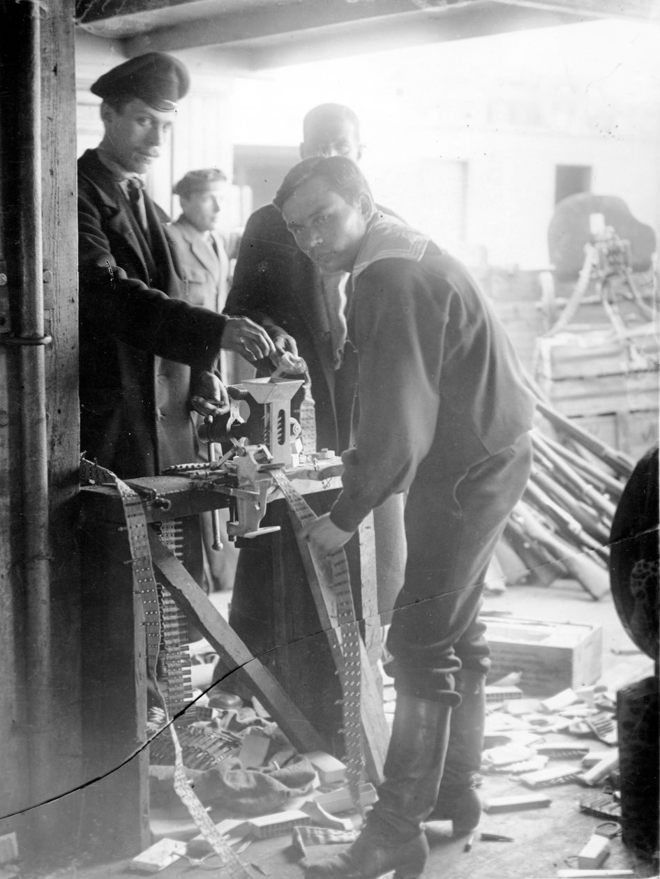 Fábrica de municiones, San Petersburgo, 1917 de Russian Photographer