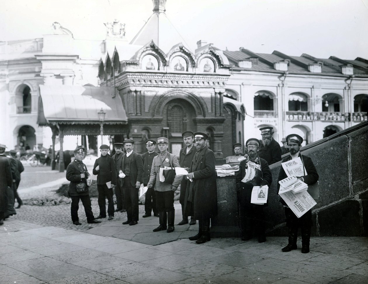 Vendedores de periódicos en San Petersburgo, 1913 de Russian Photographer