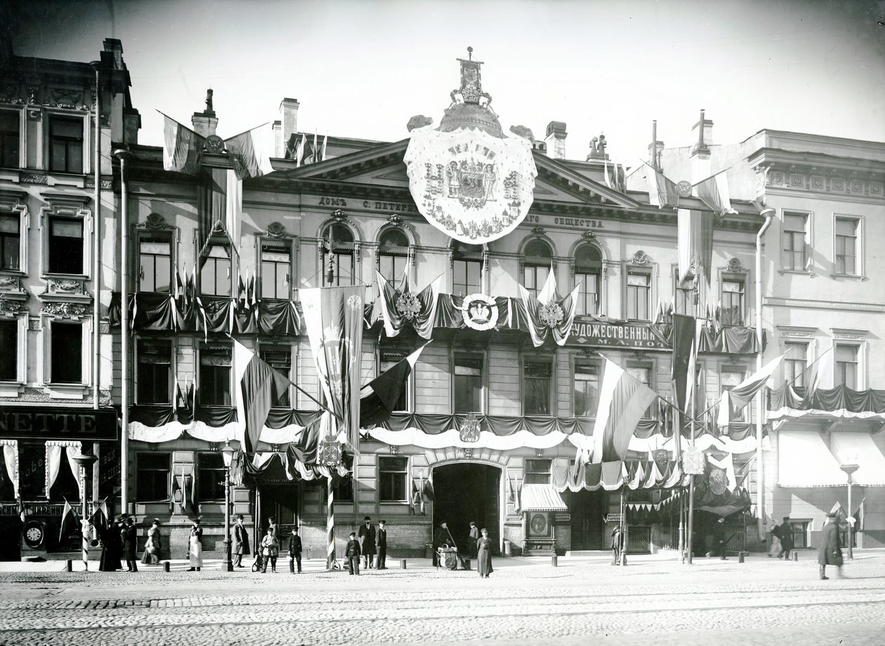 Locales de una sociedad de comerciantes de San Petersburgo decorados para celebrar la coronación de Nicolás II, 1896 de Russian Photographer