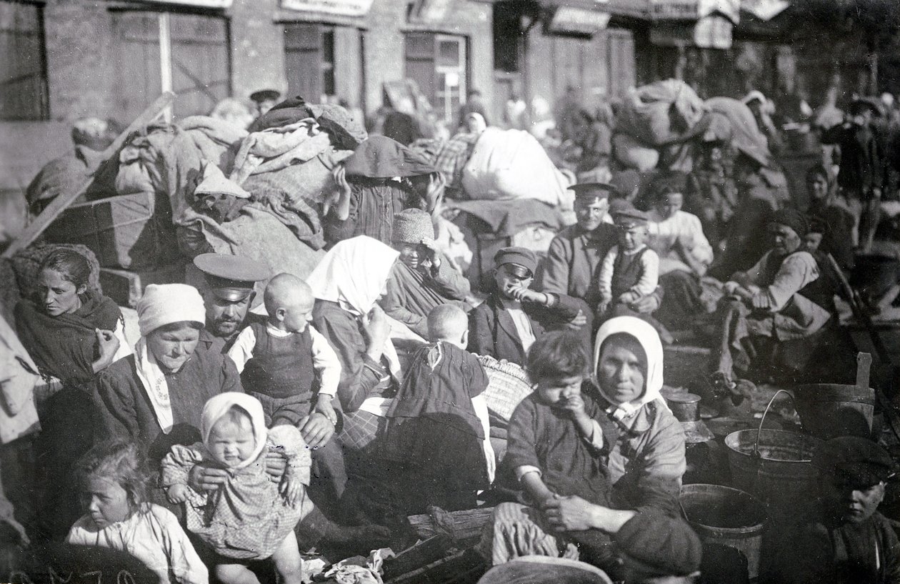Refugiados en San Petersburgo, 1915 de Russian Photographer