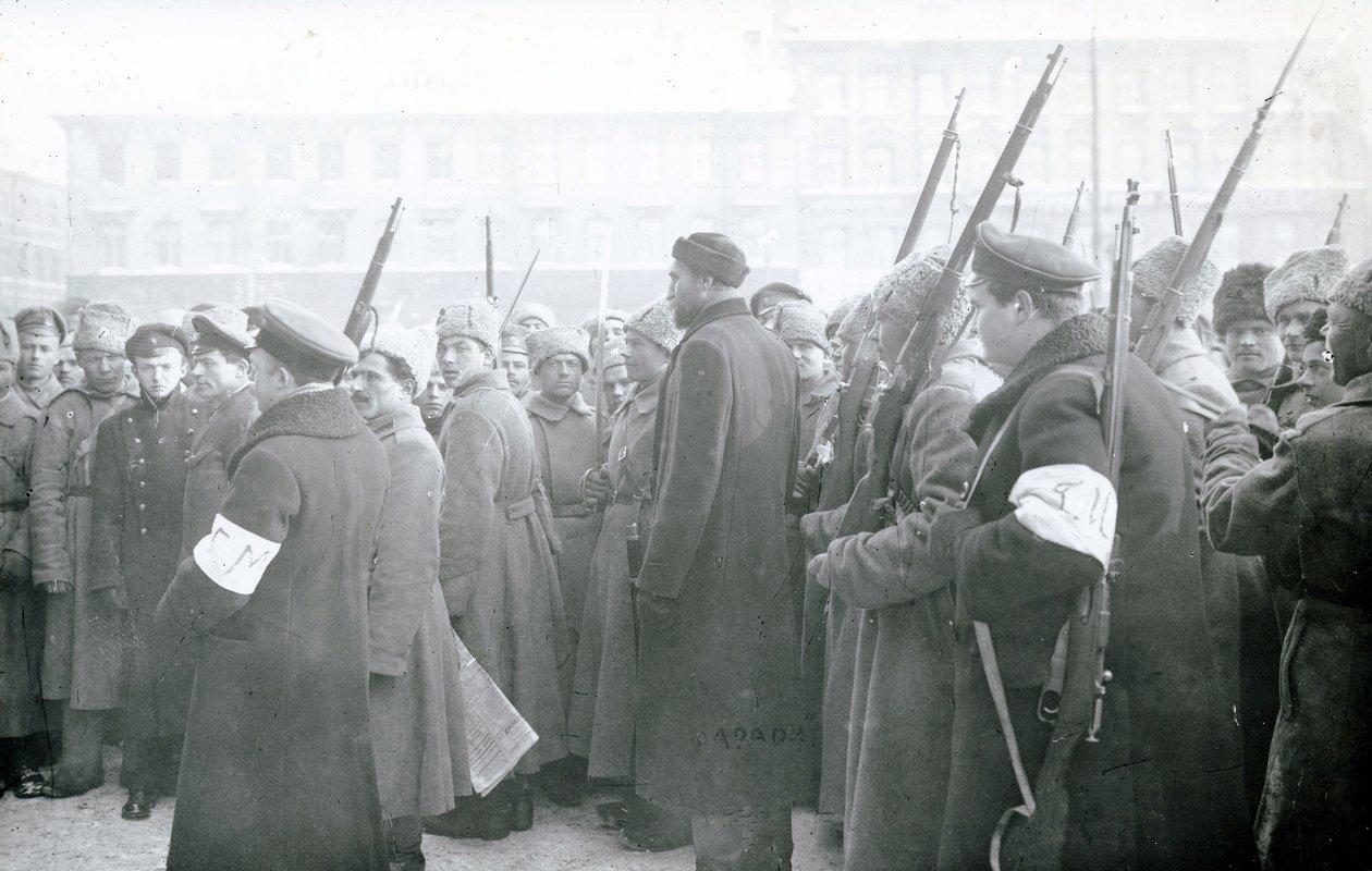 Milicia revolucionaria arrestando a policías, febrero de 1917 de Russian Photographer