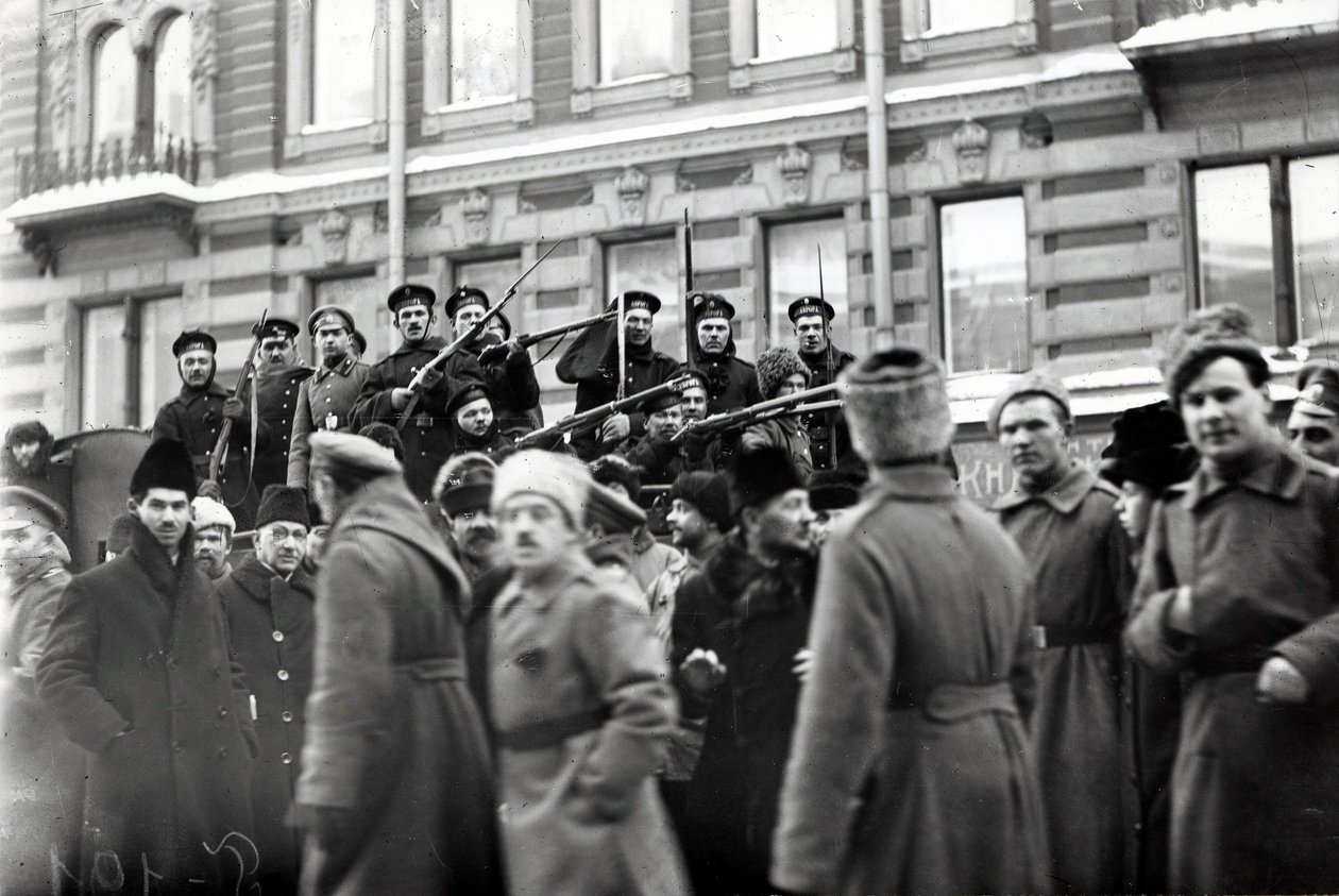 Soldados y marineros revolucionarios en las calles de Petrogrado, febrero de 1917 de Russian Photographer