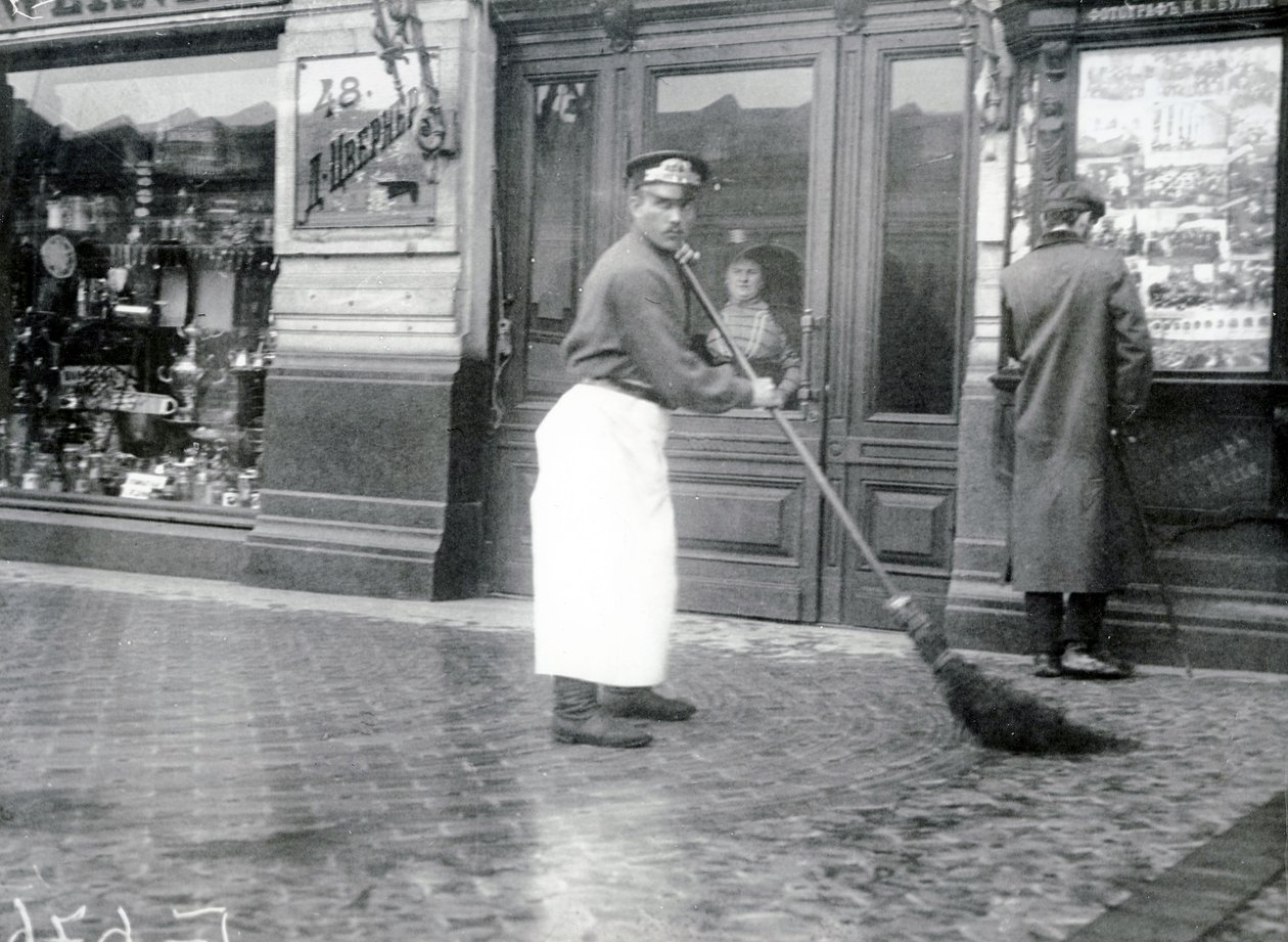 Barrendero en Nevsky Prospekt, San Petersburgo, 1913 de Russian Photographer