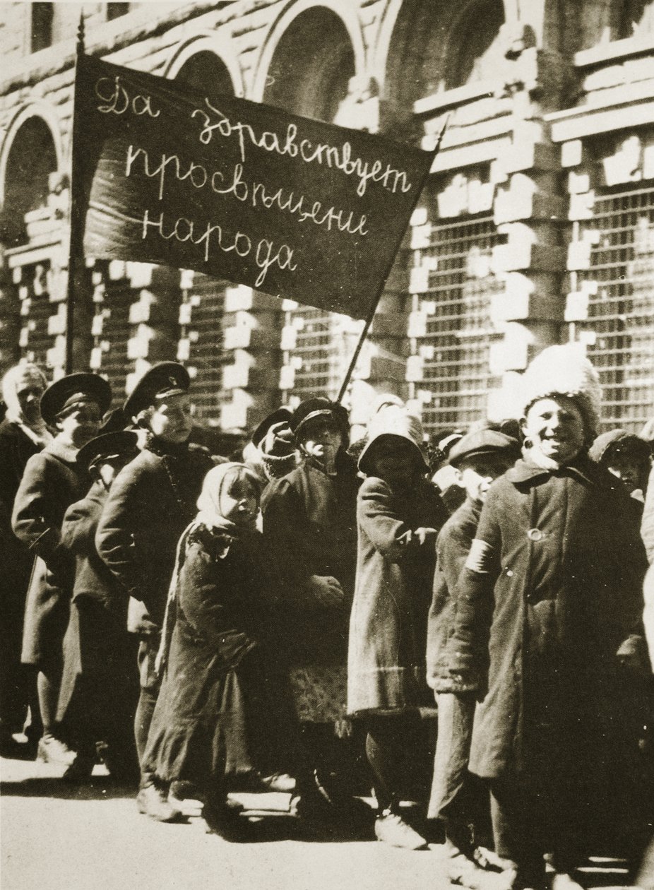 Niños rusos manifestándose por la educación y una vida mejor, febrero de 1917 de Russian Photographer