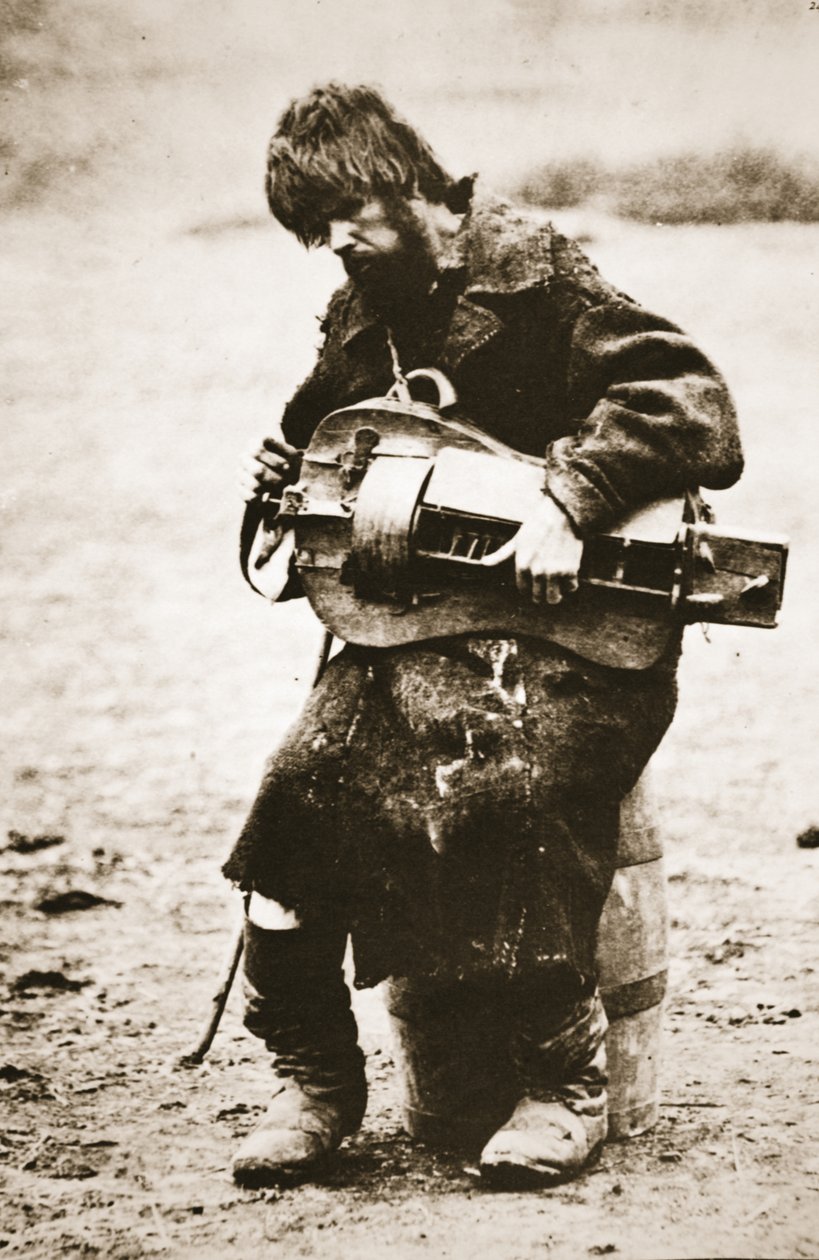 Campesino ruso tocando la zanfona, c.1880s de Russian Photographer