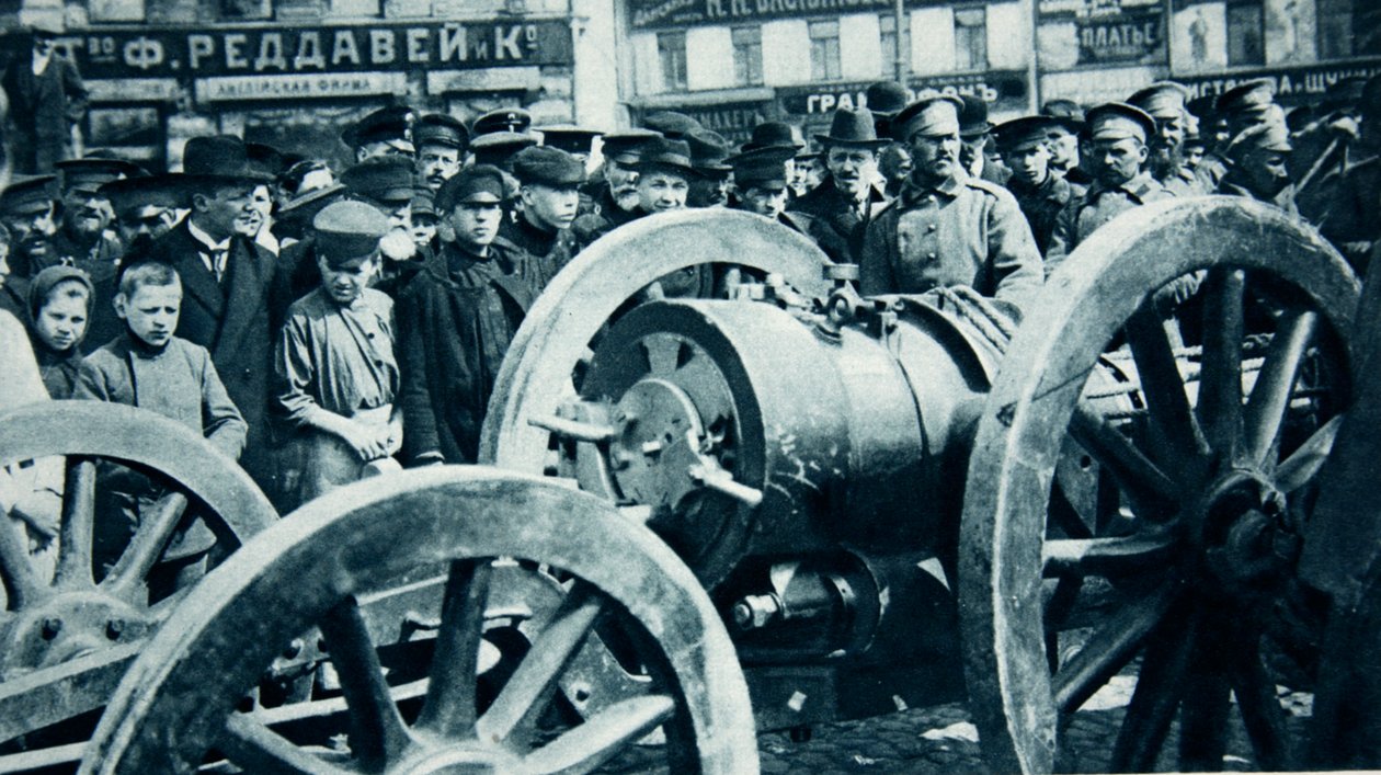 La sólida consolación de Rusia por la pérdida de Przemysl: uno de los morteros austriacos de 24 cm, capturado allí, en Moscú, de The Illustrated War News de Russian Photographer