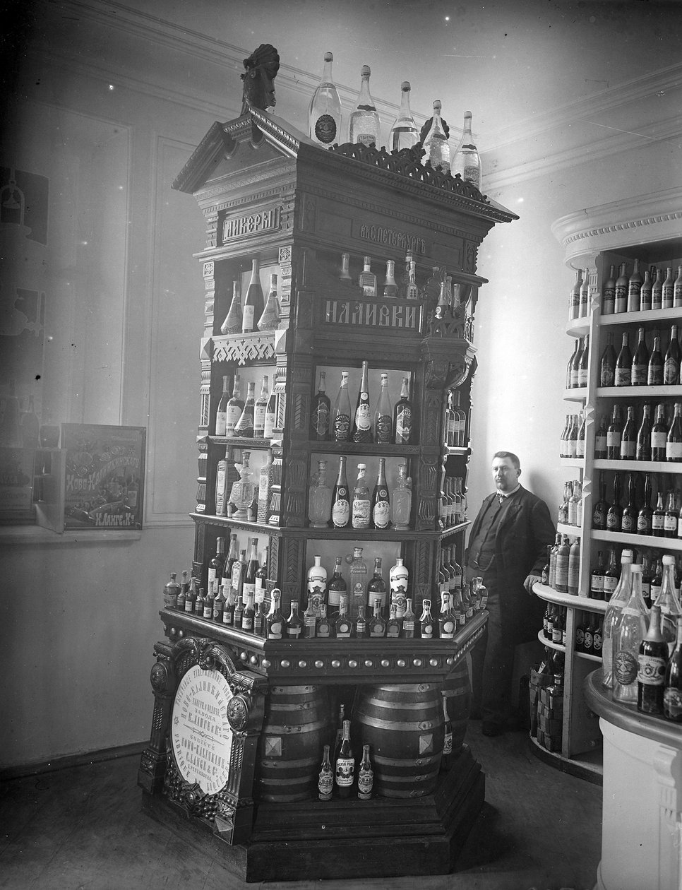 Exhibición de tienda de vinos y licores, c.1893 de Russian Photographer