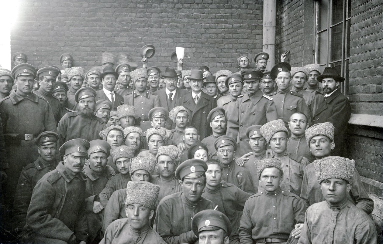 Soldados de la unidad Volinsky con el suboficial T. L. Kirpichnikov y representantes de asociaciones de trabajadores de Inglaterra, San Petersburgo, febrero de 1917 de Russian Photographer
