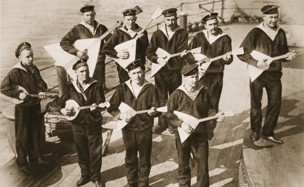 La banda de balalaika, animando a la Marina Rusa, de The Illustrated War News de Russian Photographer