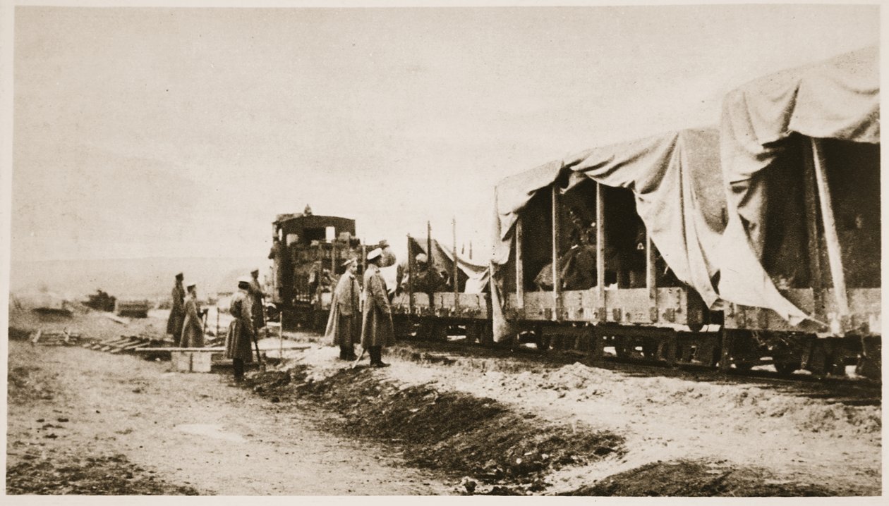 Las facilidades de viaje del ejército ruso para corresponsales de guerra: Periodistas trabajando en uno de sus trenes especiales, de The Illustrated War News de Russian Photographer