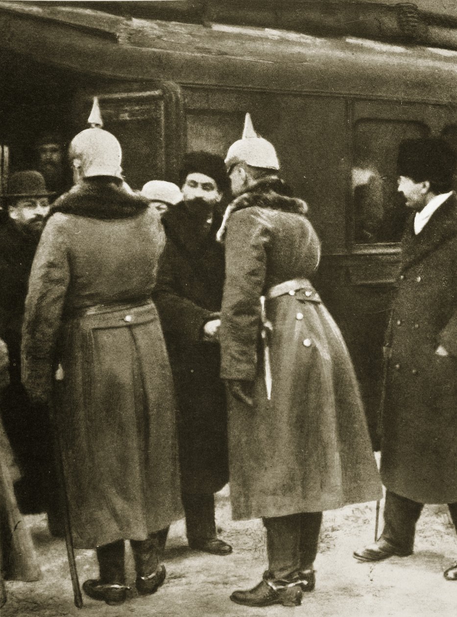 Trotsky y delegados rusos recibidos por oficiales alemanes en Brest-Litovsk, diciembre de 1917 de Russian Photographer