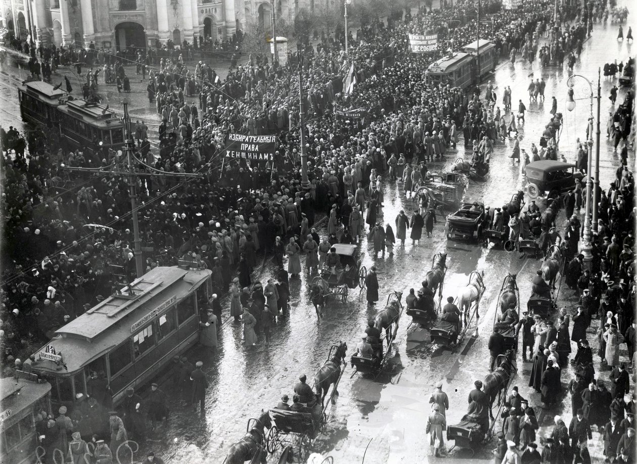 Mujeres en una manifestación en Nevsky Prospekt, San Petersburgo, 1917 de Russian Photographer