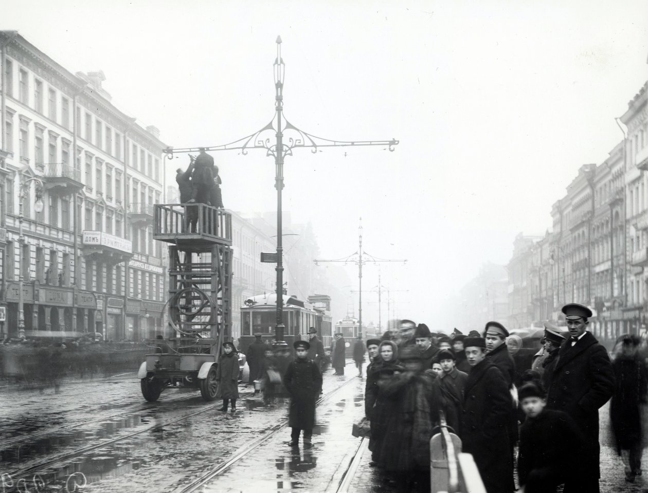 Trabajadores reparando líneas de tranvía, San Petersburgo, c.1914 de Russian Photographer