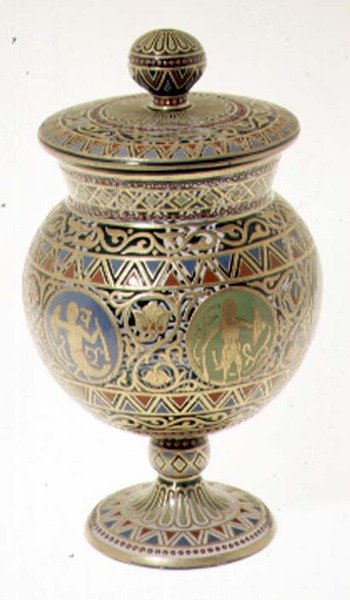 Copa cubierta, con esmalte y decoración dorada, marca de Alejandro II en la base, por la Fábrica Imperial de Vidrio, c.1870 de Russian School