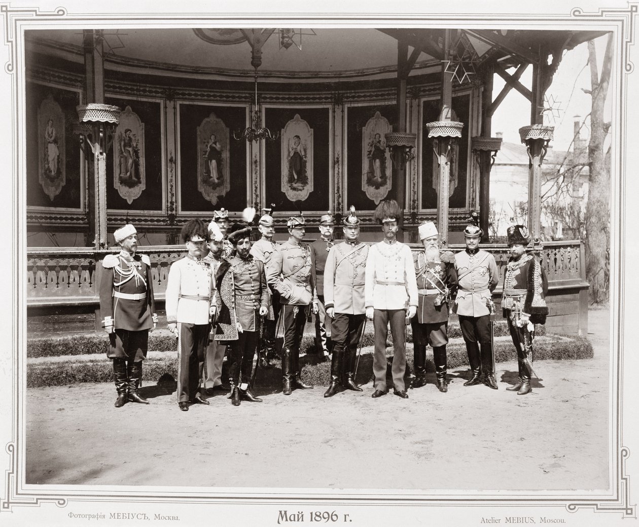 Zar Nicolás II (1868-1918) de pie en el pabellón del jardín del Palacio con un grupo de sus seguidores masculinos, c.1896 de Russian School