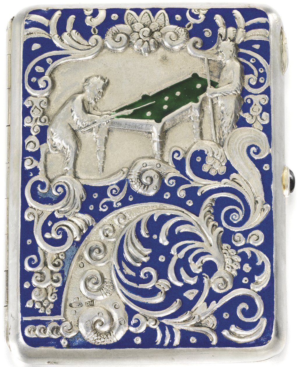 Estuche de cigarrillos con dos sátiros jugando al billar ruso de Russian Master
