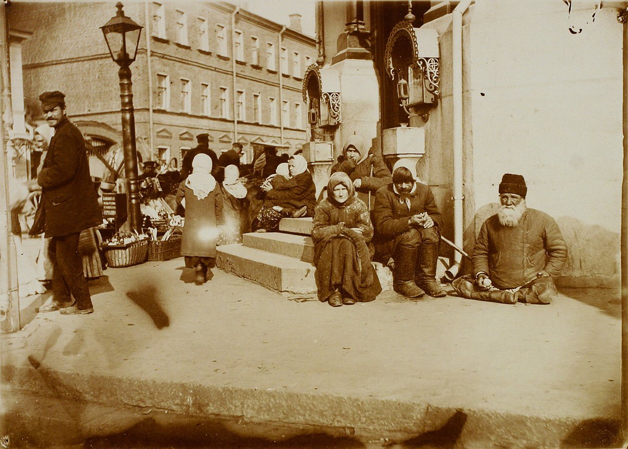 Mendigos (hombre, mujer y jatte ass) delante del monasterio de Valaam (Valamo) en Moscú de Russian Photographer