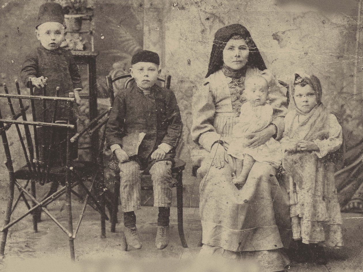 Familia Tártara de Kazán, c.1900 de Russian Photographer