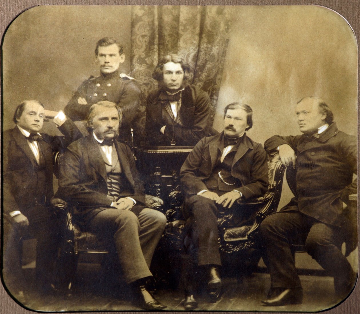 Leon Tolstoi (1828-1910) et Dmitri Grigorovitch (1822-1900) - Assis, Ivan Alexandrovitch Gontcharov (1812-1891), Ivan Sergeyevich Tourgueniev (Turgenev, Tourguenieff ou Tourgueneff) (1818-1883), Alexander Vasilievich Drushinin (Druzhinin) ( 1824-1864) y ot de Russian Photographer