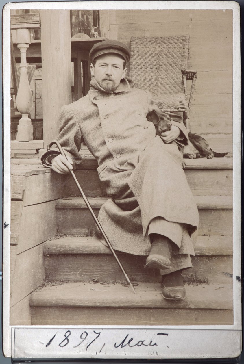 Retrato de Anton Chekhov con su perro Hina en mayo de 1897 en Melikhovo, la finca Chekhov de Russian Photographer
