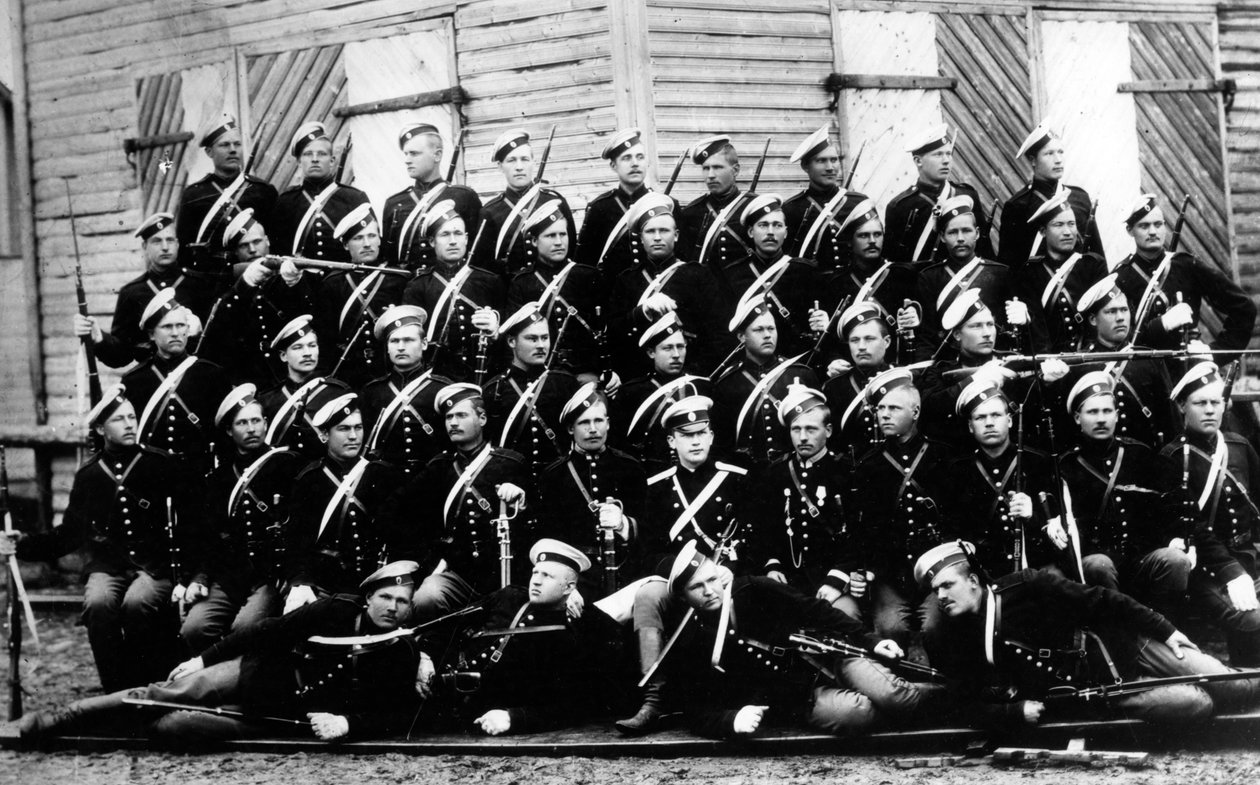Reclutas de la Unidad de Caballería de la Casa, con su corneta, el Conde A.A. Ignatiev, c.1899 de Russian Photographer