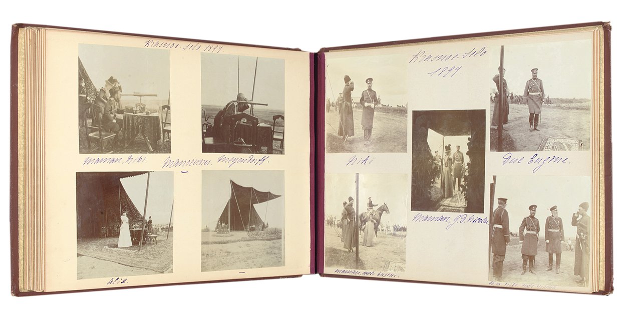 La familia imperial rusa, página de un álbum de fotografías, c.1897-99 de Russian Photographer