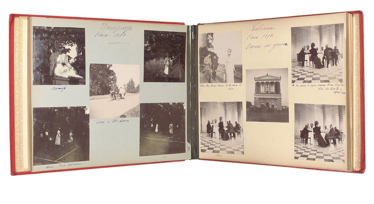La Familia Imperial Rusa, página de un álbum de fotografías, c.1897-99 de Russian Photographer