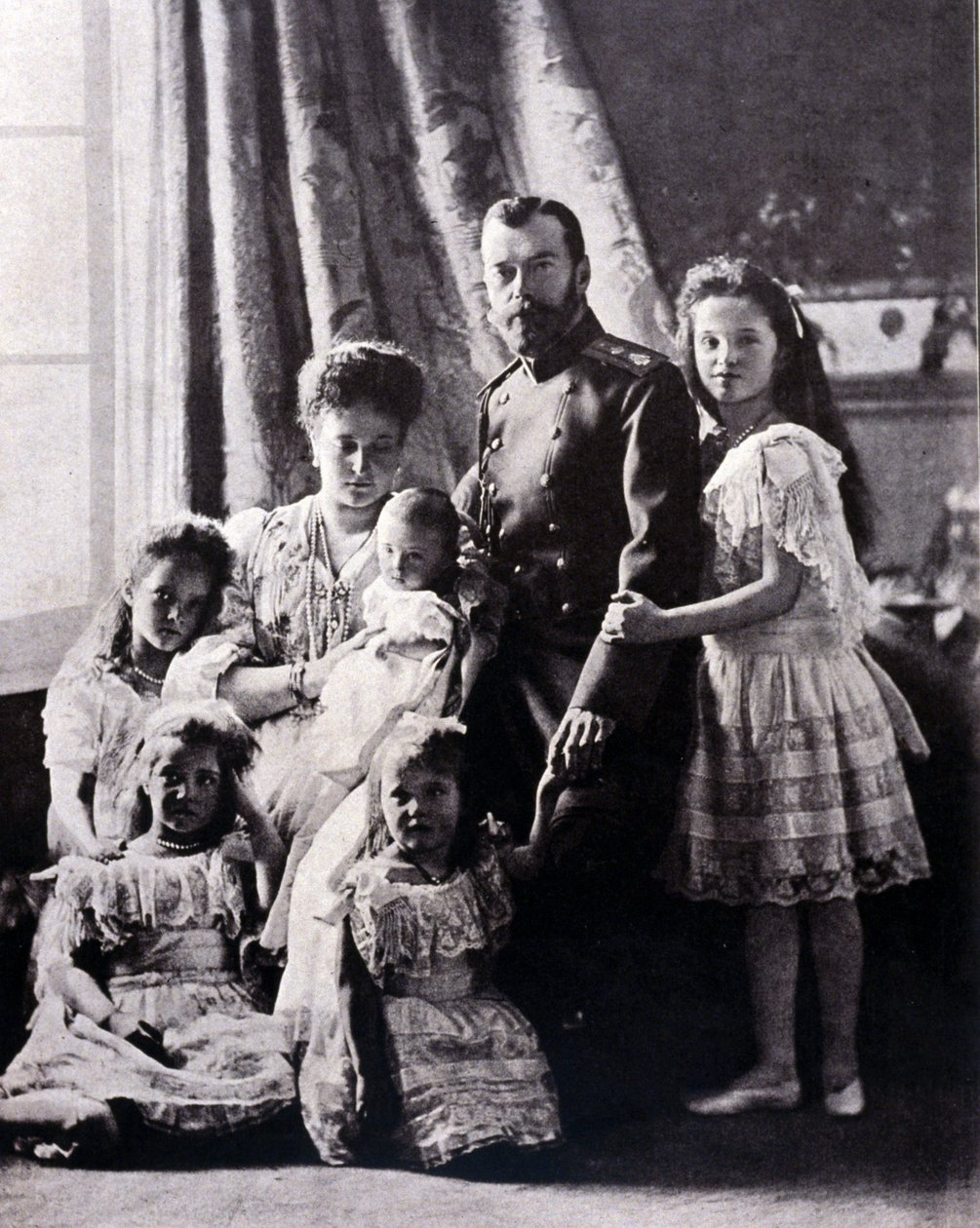 La familia del Zar Nicolás II (1868 - 1918). De izquierda a derecha: Gran Duquesa Tatiana nacida el 11 de junio de 1897; Gran Duquesa María nacida el 27 de junio de 1899; Gran Duquesa Alexis nacida el 12 de agosto de 1904; Emperatriz Alexandra Feodorovna;  de Russian Photographer