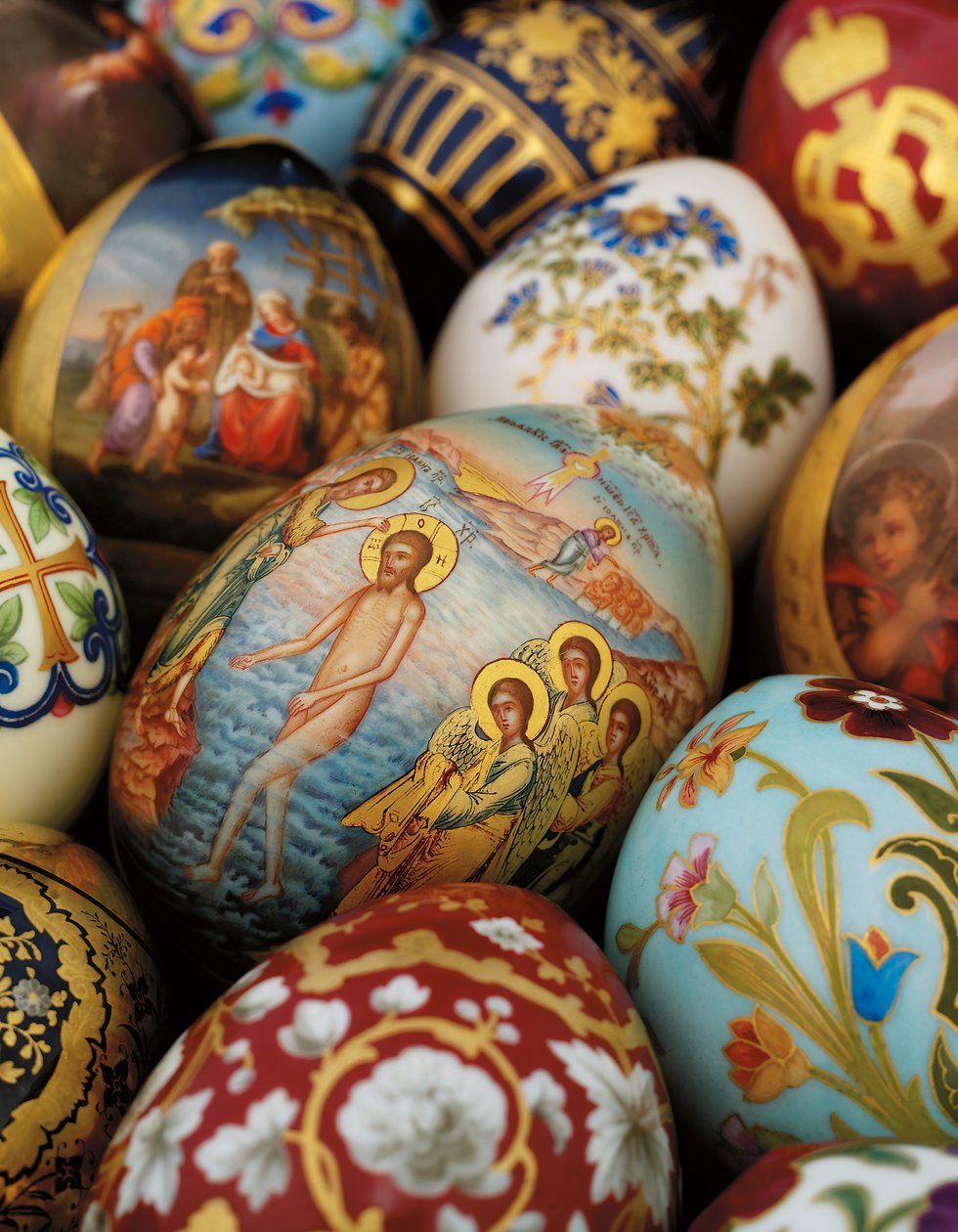 Una colección de huevos de pascua de porcelana pintados por la Fábrica Imperial de Porcelana, c. 1850-1870 de Russian School