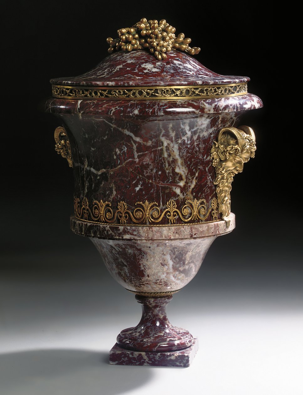 Un par de jarrones, c.1790 de Russian School