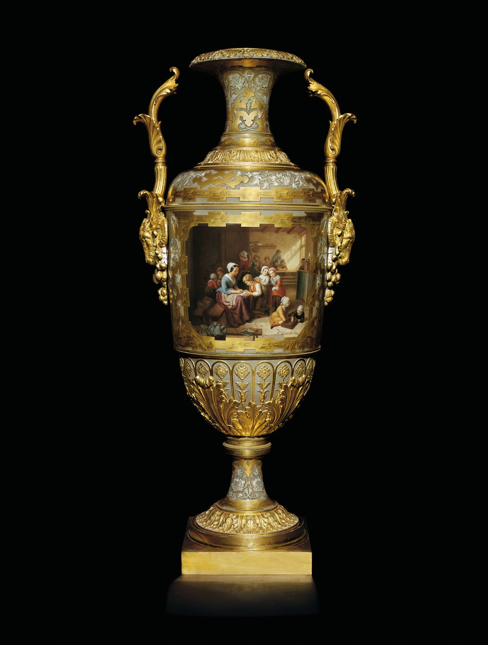 Un jarrón de porcelana y hoja de oro de Alejandro II con asas, pintado con una escena de aula después de B, 1866 de Russian School
