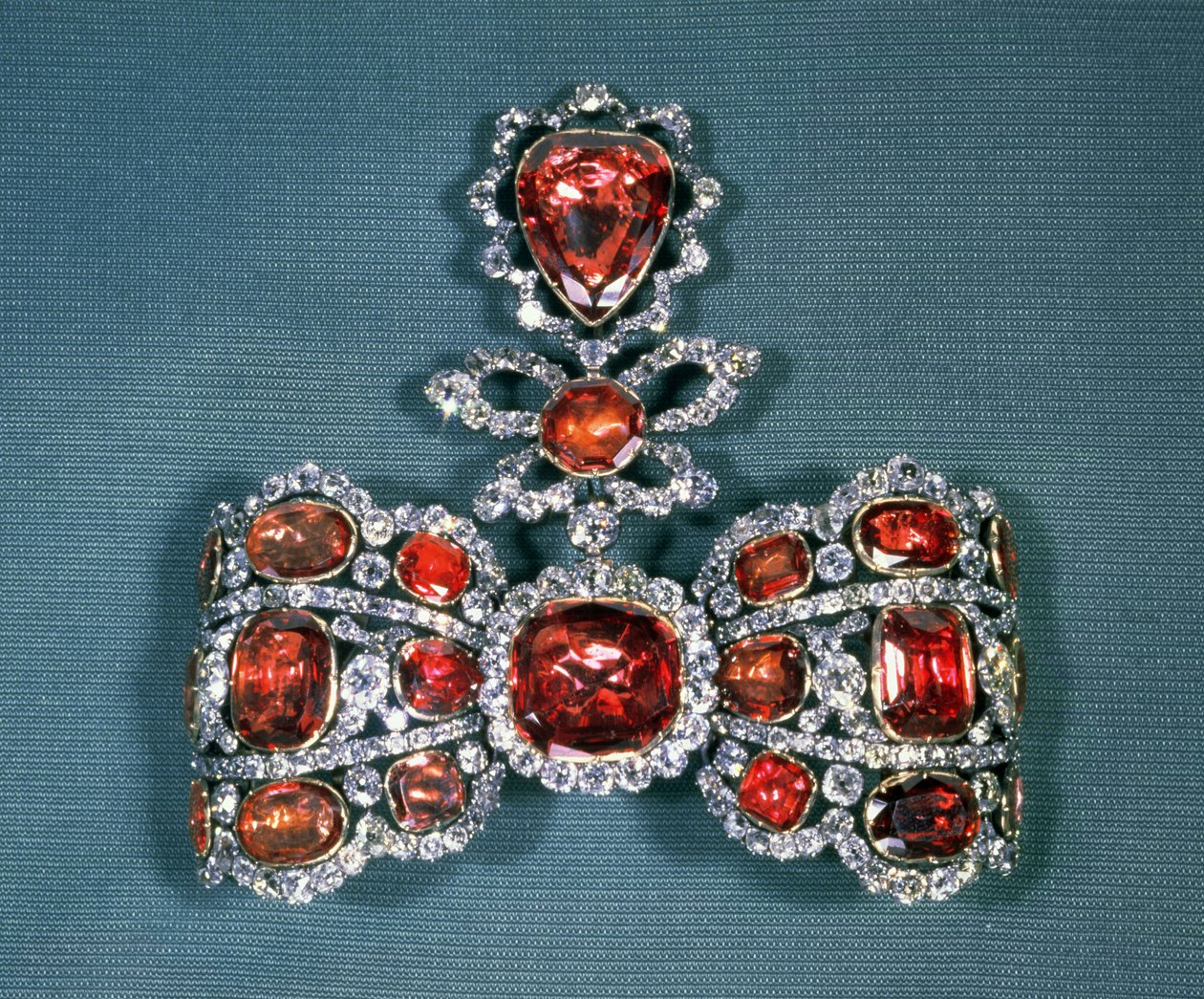 Broche de lazo con diamantes de talla brillante y espinelas, por Pfisterer de Russian School