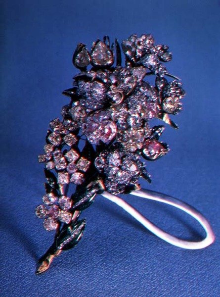 Broche en forma de ramo de flores con diamantes talla brillante y decoración de esmalte, c.1750 de Russian School