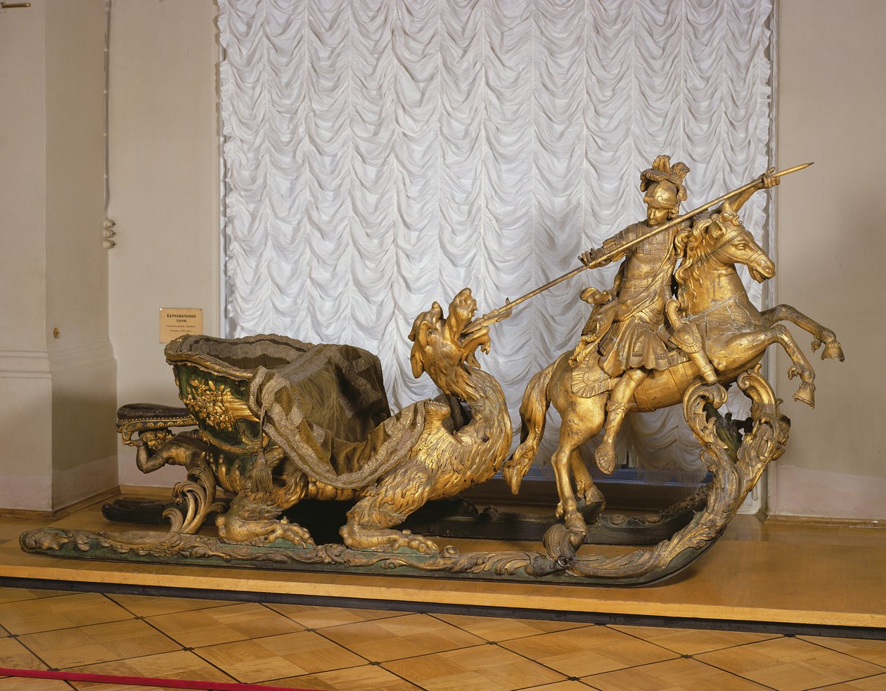 Trineo de carnaval con la figura de San Jorge de Russian School