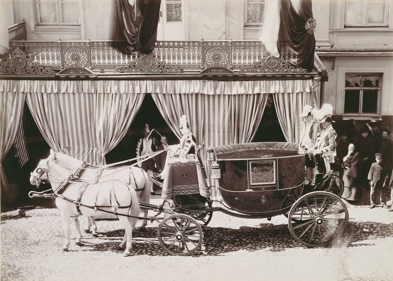 Carruaje llegando al matrimonio del Zar Nicolás II (1868-1918) con la Princesa Alexandra de Hesse (1872-1918), c.1896 de Russian School