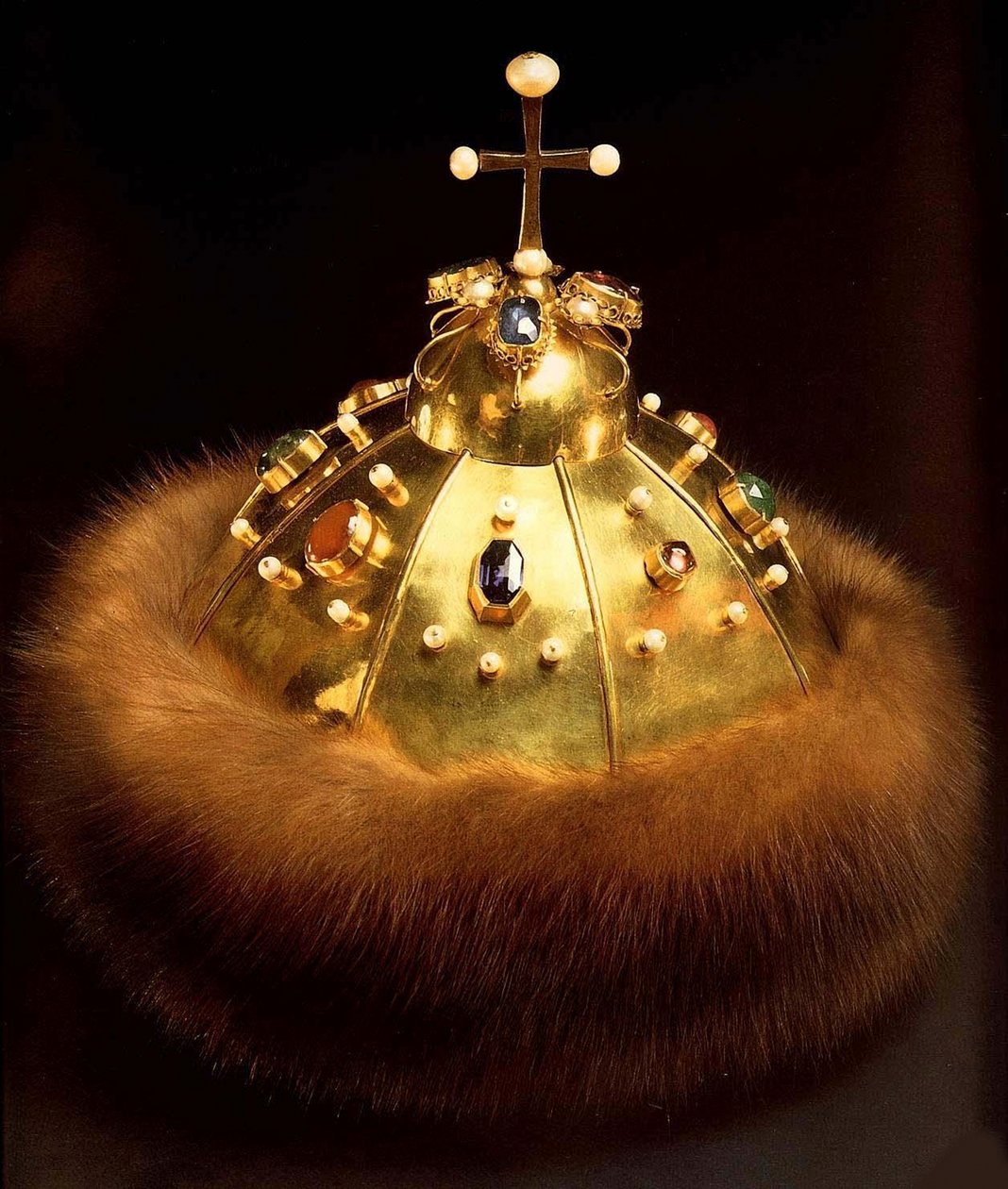 Corona, talleres del Kremlin, 1682 (oro, sable y piedras preciosas) de Russian School