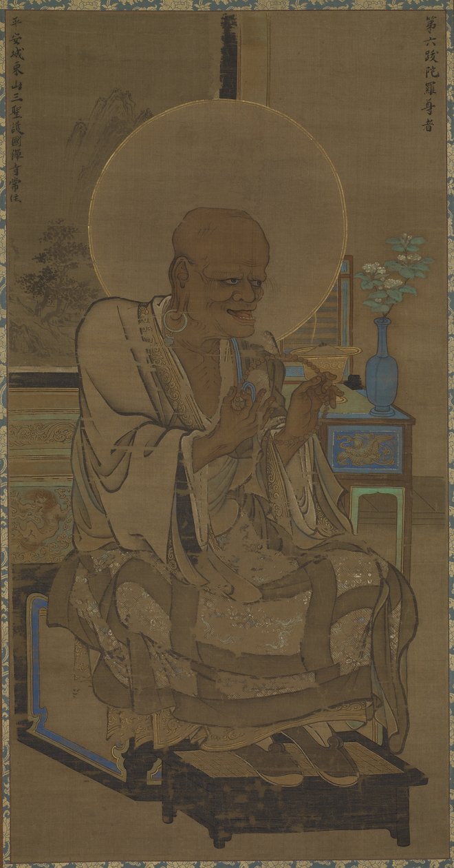 Arhat (Hattara Sonja - Bhadra) sentado; una rama floreciente en un jarrón sobre la mesa, período Nanbokucho, mediados del siglo XIV de Ryozen