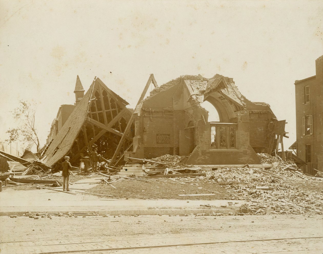 Daños en la iglesia del Monte Calvario por el tornado de 1896 en St. Louis de Samborsky
