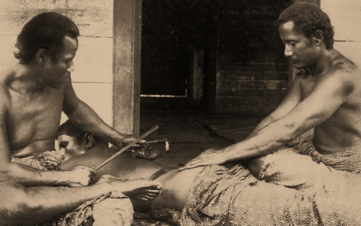 Un hombre samoano siendo tatuado, c.1895 de Samoan