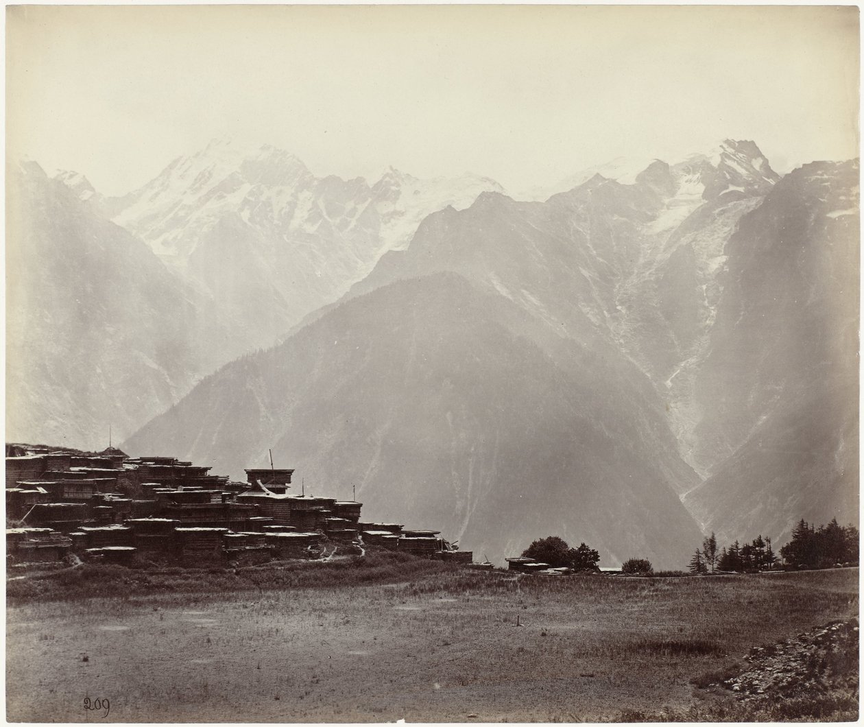 Vista de Chini con el Himalaya al fondo Vista panorámica en Chini (título original) de Samuel Bourne (attributed to)
